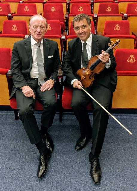 Albert Fischer (r.) mit Dirigent Walter Rescheneder. | Foto: Landesmusikschule Wels