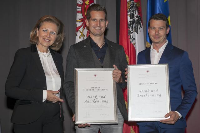 Wirtschaftslandesrätin Patrizia Zoller-Frischauf mit den Geehrten aus dem Bezirk Schwaz.