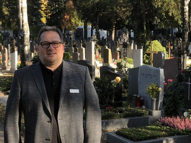 Clemens Frauscher am grünen St. Barbara Friedhof.