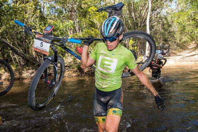 Teilweise mussten die Fahrer das Mountainbike tragen.