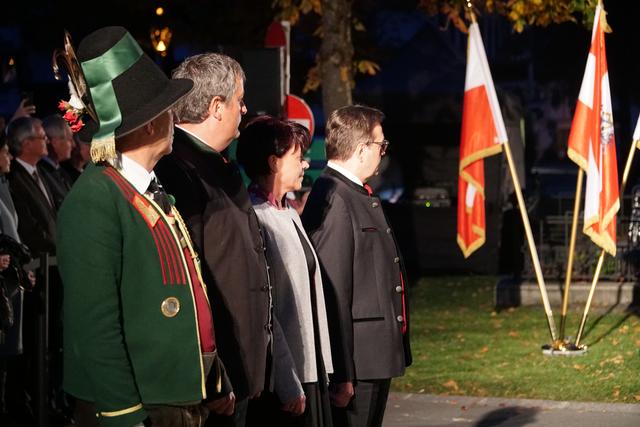 Schützenkommandant Fritz Tiefenthaler, Bgm. Martin Hohenegg, Sonja-Ledl-Rossmann und LH Günther Platter bei der Begrüßung in Ehrwald.