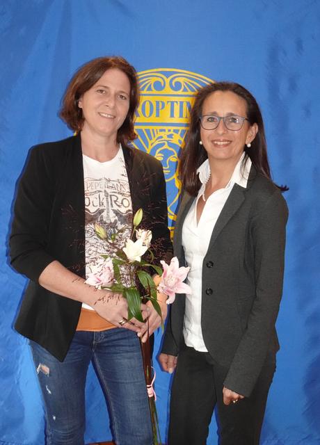 Nach einjähriger Amtszeit übergab Barbara Reichkendler ihre Agenden im Soroptimist Club Kufstein an die neue Präsidentin Daniela Bucher (re).