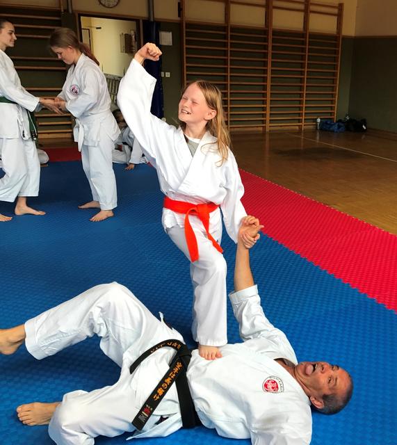 Sichtlich Spaß hat Renz beim Training mit Kindern.