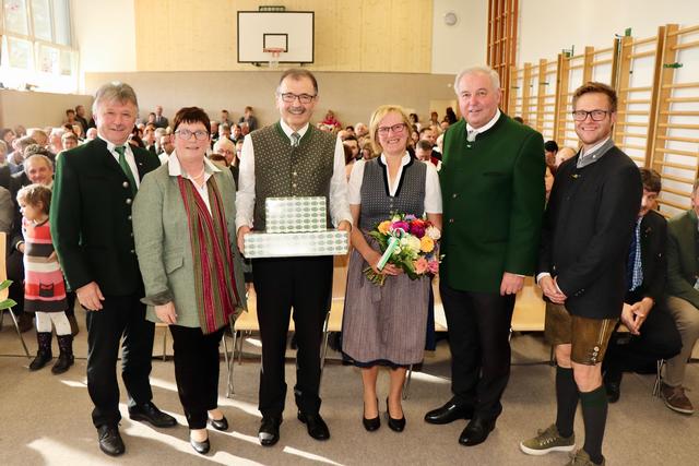 Ehrenbürger Johann Weiglhofer mit Gattin Ida und VDir. Marianne Schlagbauer im Kreis der Ehrengäste, an der Spitze LH Hermann Schützenhöfer.
