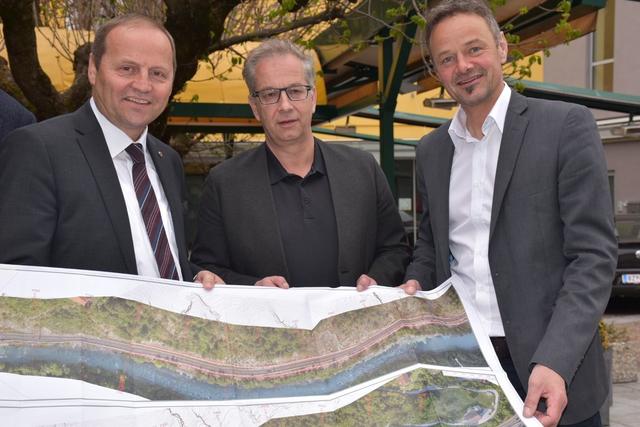 LHStv Josef Geisler, Landecks Bgm Wolfgang Jörg und Christian Molzer, Vorstand der Abteilung Verkehr und Straße, freuen sich über die zügige Planung und Umsetzung des Sicherheitsprojektes.