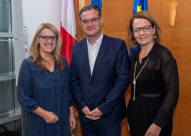 Landesrätin Ulrike Königsberger-Ludwig, Filip Deimel (Projektleiter NÖ Landesgesundheitsagentur) und Landesrätin Christiane Teschl-Hofmeister.