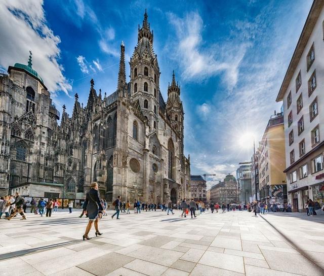 Der Stephansplatz ist ein beliebter Ort bei Touristen und Wienern. Durch die Sanierung ist er noch attraktiver geworden.