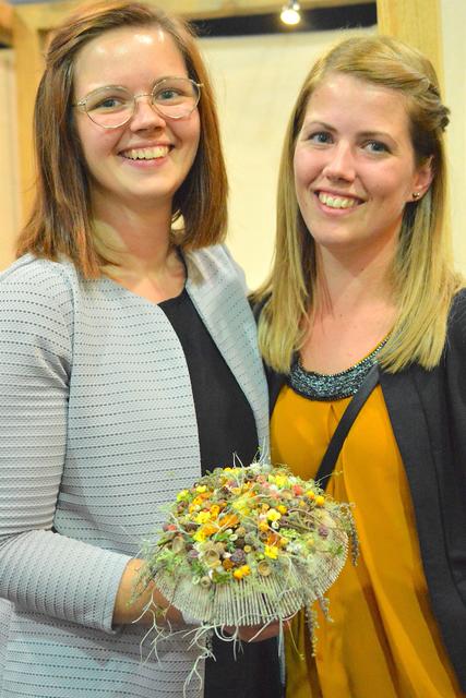 Stefanie Steiner (li.) und ihre Schwester Katharina mit dem entzückenden Brautstrauß