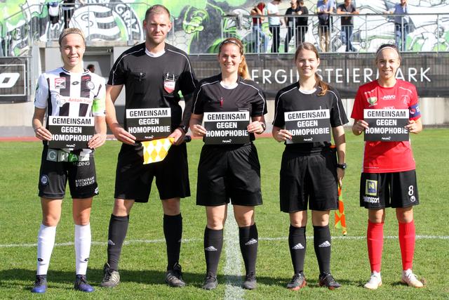 Dreier-Gespann in der Planet Pure Frauen Bundesliga beim Spiel SK Sturm Graz gegen SKV Altenmarkt: Sturm Graz-Kapitänin Celina Degen, Manuel Prenner, Kathrin Huber, Hannah Rehling, Altenmarkt-Kapitänin Viktoria Hahn