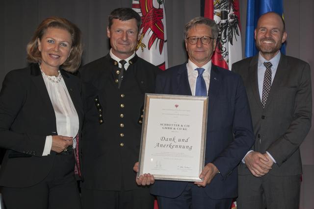 Wirtschaftslandesrätin Patrizia Zoller-Frischauf mit den Geehrten der Schretter & Cie GmbH & Co KG aus Vils.