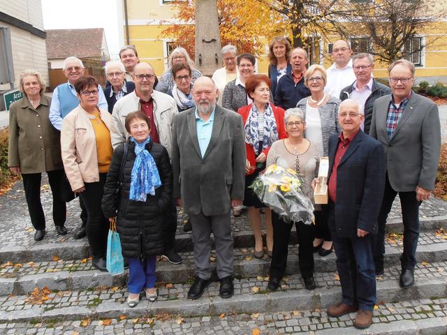 Hermi und Franz Winkler, Herbert und Irmgard Wolf, Anna, Johann und Markus Holzmüller, Siglinde und Josef Czernoch, Beatrix Fitzinger, Elfriede Witura, Alfons Payr, Petra und Werner Fischer, Christa Stöger, Maria und Ernst Lessnigg, Gertraud Steinhauser, Werner Zulus, Leopoldine Fraisl sowie der Jubilar Gerhard Böhm.