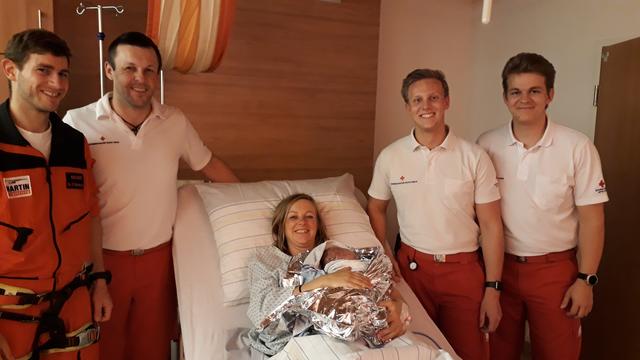 Notarzt Peter Blaimschein, Rettungssanitäter Markus Perberschlager, Corina Feichtenschlager mit der kleinen Melissa und die beiden Rot Kreuz Zivildiener Jonas Binder und Anton Gerstlohner.