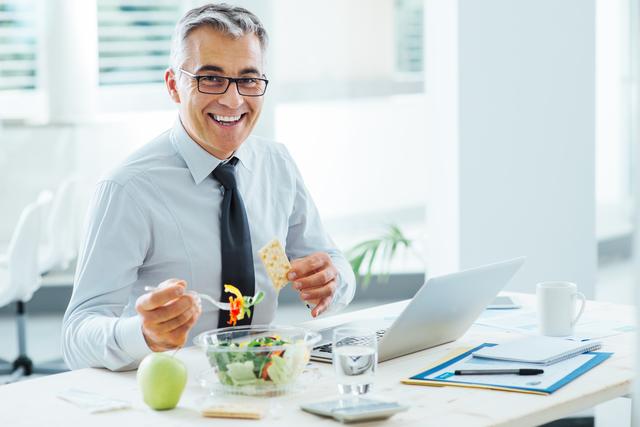 Ein schneller Snack am Arbeitsplatz wird von neun Prozent bevorzugt.