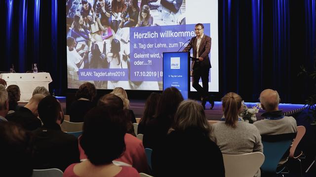 Geschäftsführer Johann Haag eröffnet den Tag der Lehre.