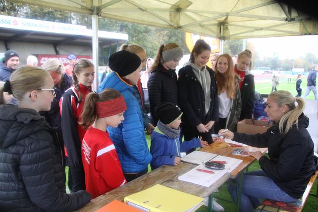 Ivona Dadic beim Autogrammeschreiben im Mauthstadion.