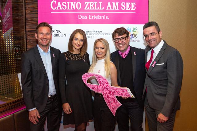 Daniel Haslinger und Carina Schwab (ORF), Sängerin Julia Buchner, Stephan Spiegel (Geschäftsführer Krebshilfe Salzburg) und Hannes Huter (Direktor Casino)