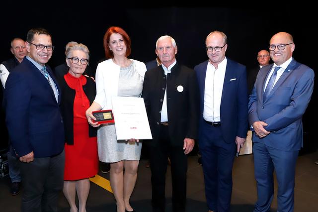 Claudia Kriegner mit ihren Eltern bei der Übergabe ihrer Wirtschaftsmedaille.