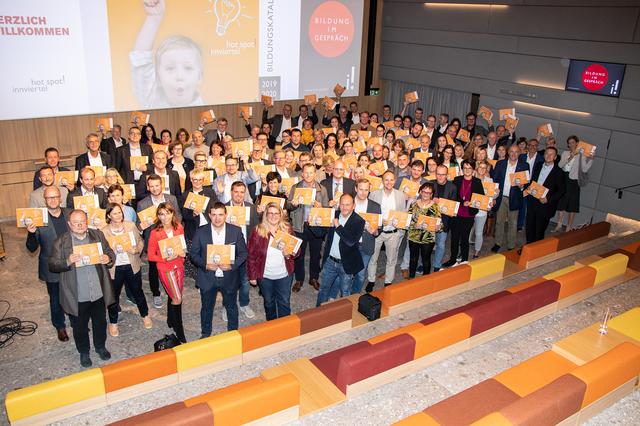 Vertreter aus Wirtschaft, Schulen und Institutionen der drei Innviertler Bezirke Braunau, Ried und Schärding bei der Präsentation des aktuellen Bildungskatalogs am 14. Oktober in der Hargassner Energy World