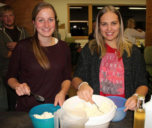 Katharina Söllner (landjugend Gastein) und Stefanie Hallinger (Landjugend Enns-Pongau) verarbeiten den vorbereiteten Topfen. | Foto: Landjugend Bezirk Pongau-Tennengau