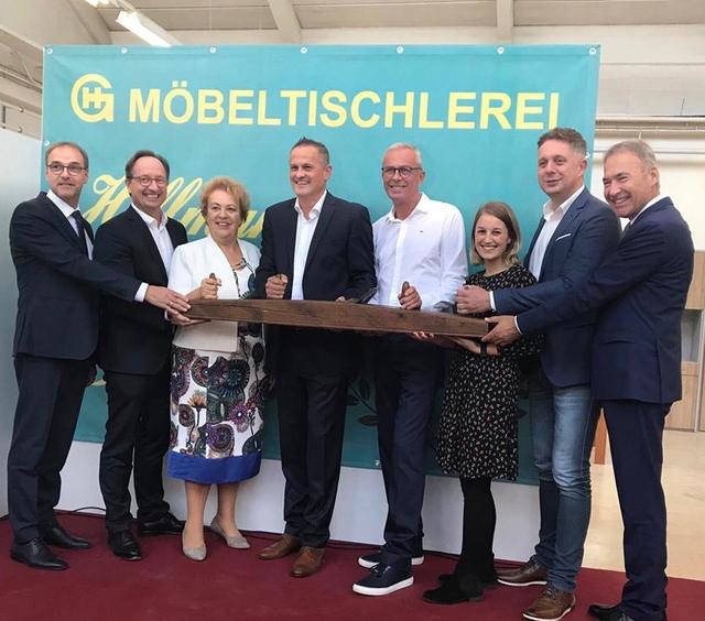 Landtagspräsidentin Verena Dunst (3. v.l.) gratulierte der Möbeltischlerei Hoffmann & Söhne zu ihrem 50-jährigen Firmenjubiläum.
