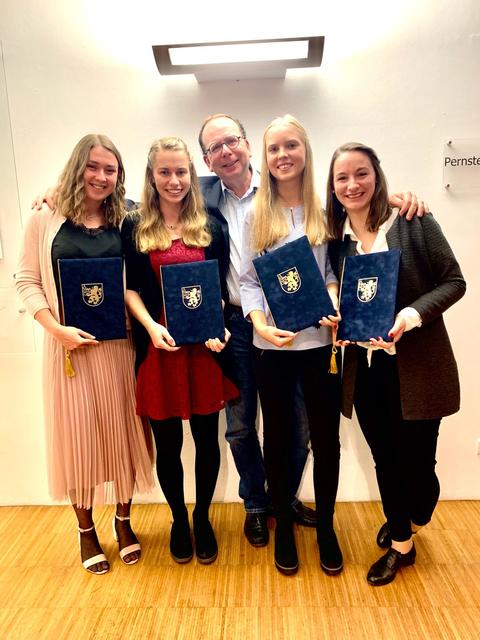 TCK-Obmann Joki Unterscheider mit den ausgezeichneten Tennisdamen
Magda Schäfer, Sabrina Kniewasser, Melanie Cecon, Katharina Schnabl (v.li.)
 | Foto: TC Kirchdorf