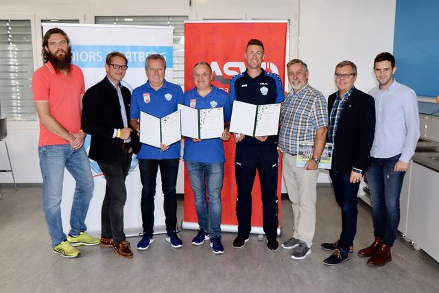 ASVÖ Ehrenzeichen: Anton Winkler, Franz Handler und Christian Waldl im Kreis der Gratulanten, an der Spitze LAbg. Lukas Schnitzer.