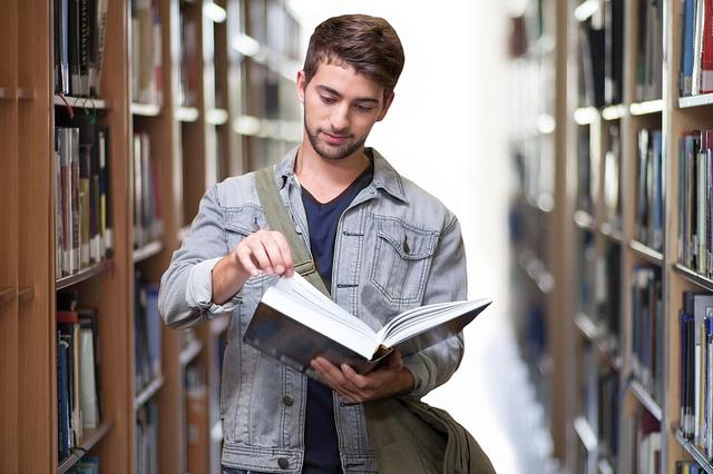 Wer als Erste/r in der Familie studieren möchte, stößt meist auf finanzielle Herausforderungen. Mit Stipendien möchte die AK Tirol Betroffene unterstützen.