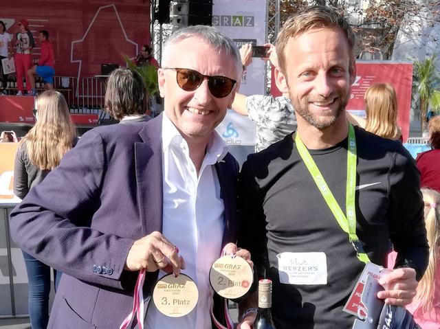 Matthias Hütter (r.) mit Fan und Unterstützer Wolfgang Haas.
