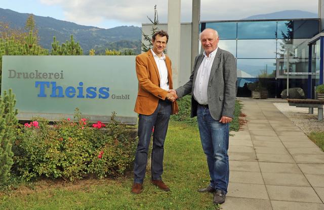 Besiegelten die Übernahme: Christian Theiss (li.), zuletzt Eigentümer der Druckerei und Binderei Theiss, und Gerhard Aichhorn, Eigentümer von Samson Druck.