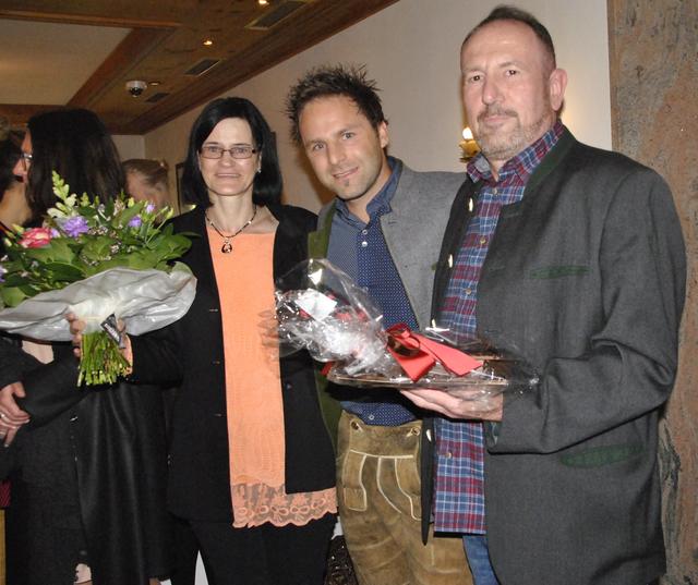 Eine Dankeschön für langjährige Firmentreue: Sabine Kolar, Arbeitgeber Peter Eder und Peter Foidl (v. li.). | Foto: Brigitte Eberharter