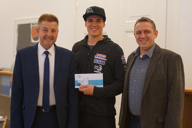 Bürgermeister Albert Ortig (l.) und Sportstadtrat Peter Stummer (r.) gratulieren Pascal Rauchenecker zum Sportler des 3. Quartals 2019.