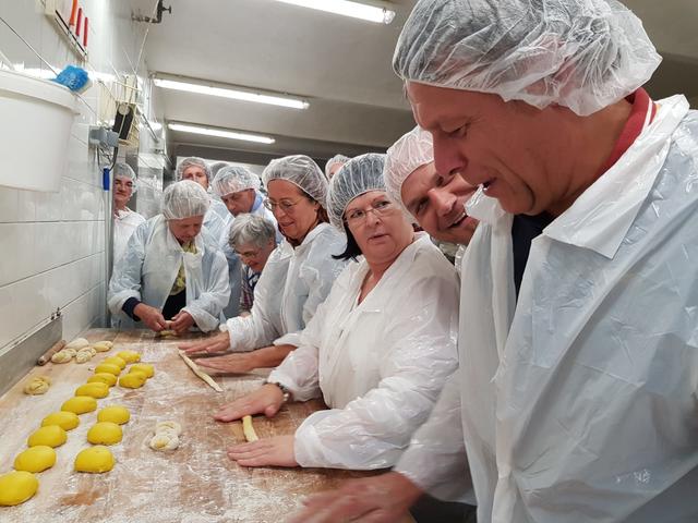 Günther Feldhofer mit seinen Gästen in Randegg. | Foto: Bäckerei Feldhofer