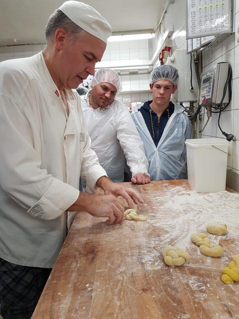 Günther Feldhofer mit seinen Gästen in Randegg. | Foto: Bäckerei Feldhofer