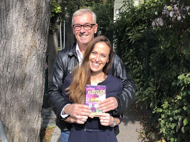 Autoren-Duo aus dem 19ten: Franziska Waltz und Claus Schönhofer präsentieren ihr Buch "Plötzlich ein Schuss".