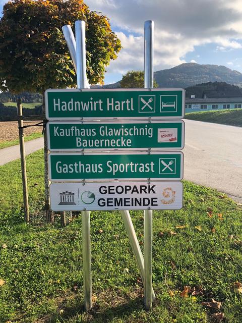 Die Tafeln wurden an der Ortseinfahrt von Neuhaus aufgestellt
