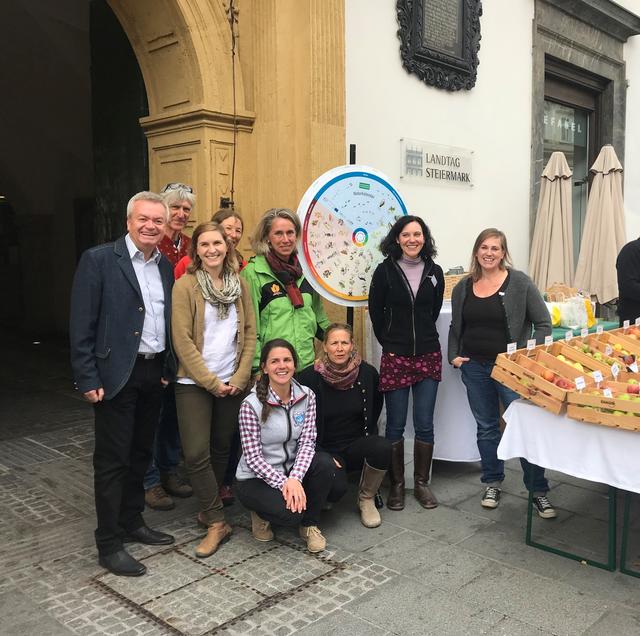 Erfreut über die vielen Obstsorten: Landesrat Anton Lang (l.) und Co.