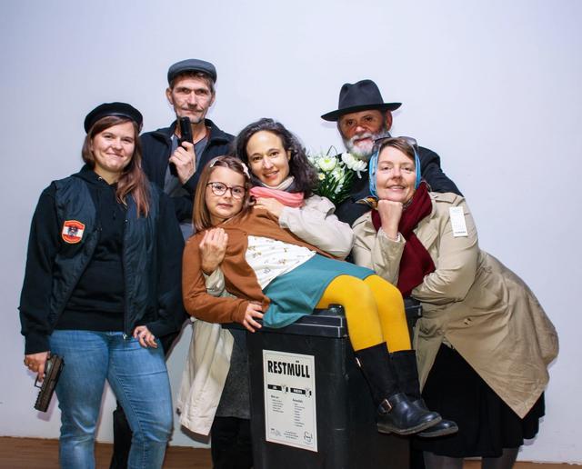 v.l.n.r.: Sonja Bürgermeister, Bernhard Madl, Marie Holleis, Claudia Bühlmann, Hans Handschuh und Sabine Randl in "Paulette"