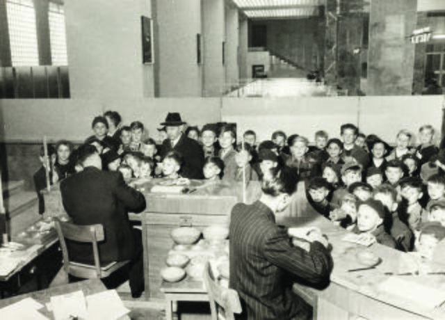 Ein Blick in die Vergangenheit: erwartungsvolle Kinderaugen beim Weltspartag 1952 in der Sparkasse OÖ.