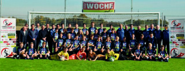 Die Mannschaften der U17 und U15 des Fußballcollege Youngsters Leibnitz freuen sich über die neuen Dressen. | Foto: KK