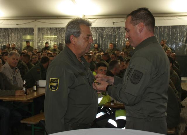 Major Hillbrand bei der Beförderung zum Oberstleutnant durch Brigadier Schier.