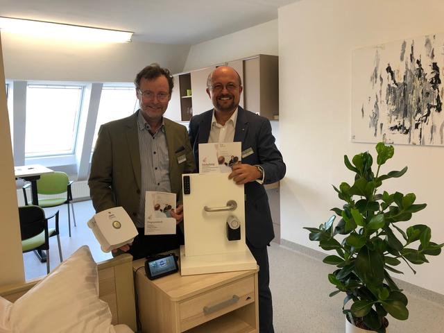 Zeigen vor, wie es geht: Wolfgang Kubik (l.) und Klaus Pilz in der Musterwohnung der Reha Radkersburg.