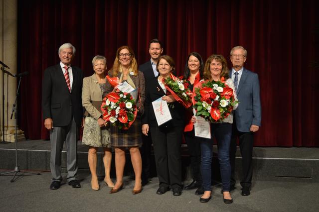 Die Gewinner</f> des Kleingartenpreises 2019 mit Kathrin Gaál (2. Reihe Mitte) und den Honoratioren der Kleingärtner.
