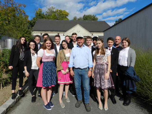 Die Jungsommeliers der Weyrer Tourismus-Schulen mit Kultwinzer Fritz Wieninger in Stamersdorf.