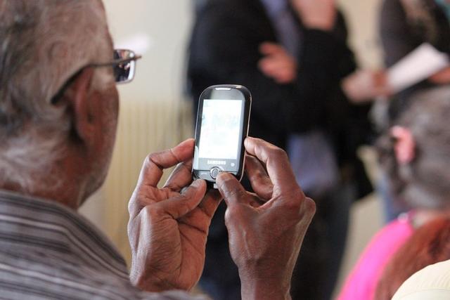 Die Polizei Tirol warnt vor falschen Beamten, diese versuchen am Telefon an Bargeld und Schmuck zu kommen. | Foto: jcfrog