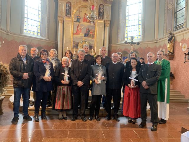 Die Jubelpaare beim Gottesdienst in Niedernsill mit Diakon Sepp Wedenig.