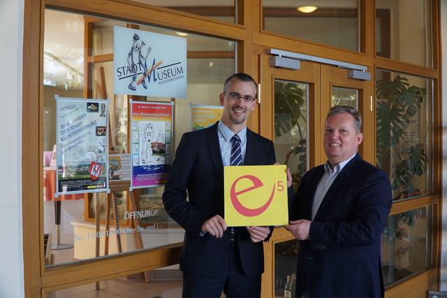Das Stadtmuseum Klosterneuburg erhält durch neuen EC-Ventilator perfektes Innenraumklima: Vizebürgermeister Roland Honeder, Stadtrat Leopold Spitzbart