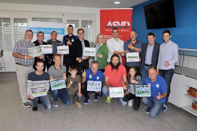 Projektverantwortliche, Sponsoren und Ehrengäste präsentierten den Juniors Hartberg-Nachwuchskalender 2020.