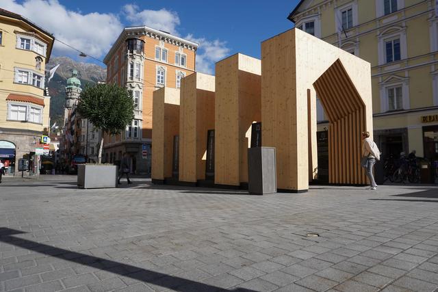 Begehbare Holzinstallation in der Maria-Theresien-Straße