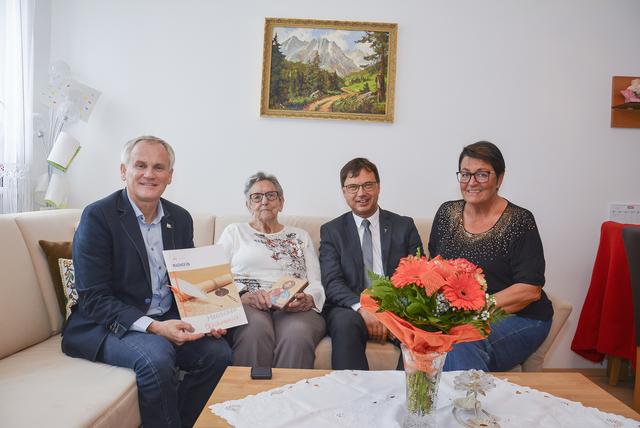 Im Bild (v. l. n. r.): Bürgermeister Robert Altschach, Jubilarin Edeltraud Strasky, Dechant Josef Rennhofer und Elisabeth Strasky. | Foto: Stadtgemeinde Waidhofen an der Thaya