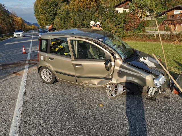 Der Pkw wurde durch den Anprall in die Luft katapultiert und überschlug sich mehrfach, ehe er auf der Tiroler Bundesstraße wieder zum Stehen kam. | Foto: ZOOM.Tirol